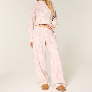Hollister Pink Camo Baggy Sweatpants
